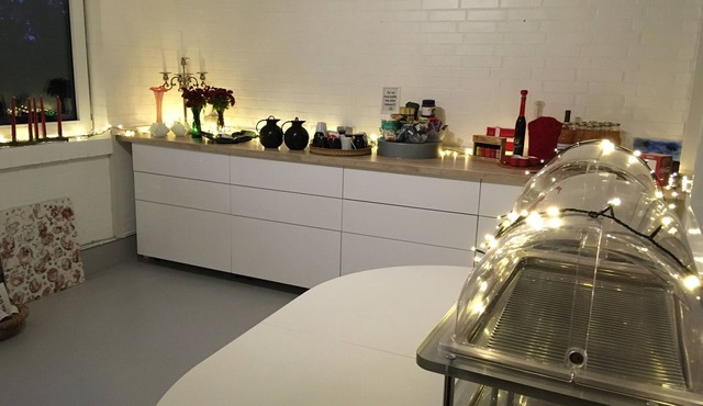 Event4U - 3 apartments, Hot Tub, Cafe, Gallery and 5 min to the Beach