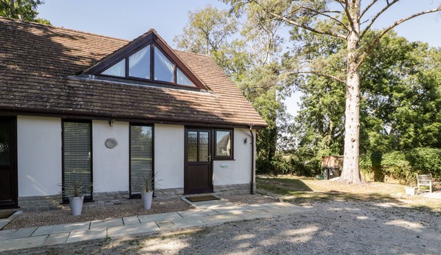 EVENTIDE - GARDEN VIEW COTTAGE, pet friendly in Corfe Castle