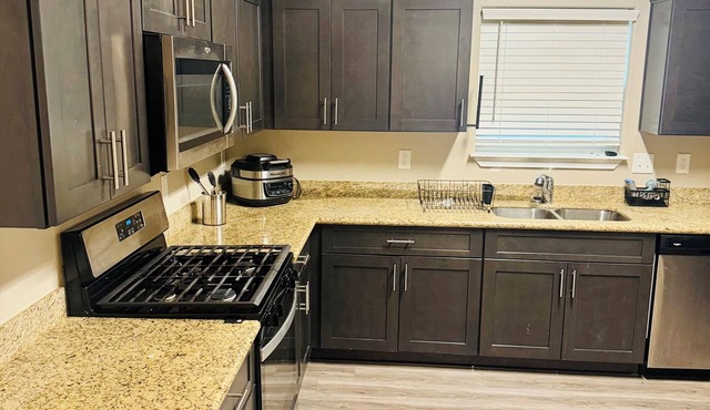 EVENTS ALLOWED Spacious 4 bed 2 bath home Downtown Houston Sleeps 15+
