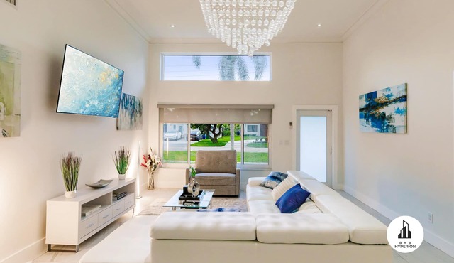 Events Welcome 2-car Parking Pool Valet