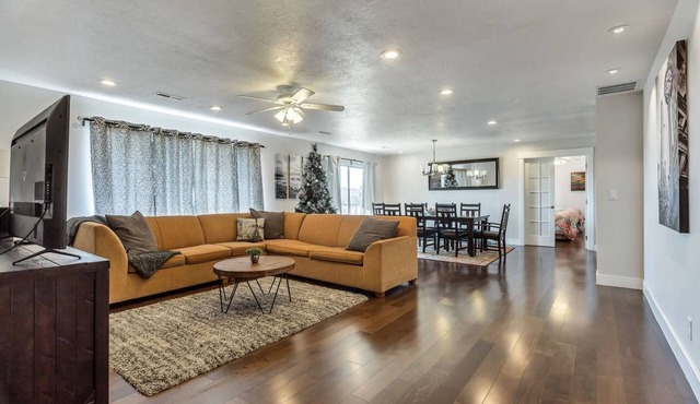 Events Welcome!Big Place/Low Price!/Sleeps 26 Guests!/4,200 SqFt/6 Bathrooms