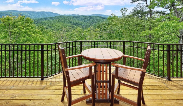 Ever After: Amazing Views, Hot Tub, Close to Town
