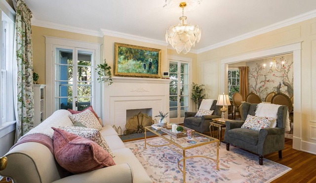 Ever After: Luxury, Romantic Unit + Walk Downtown
