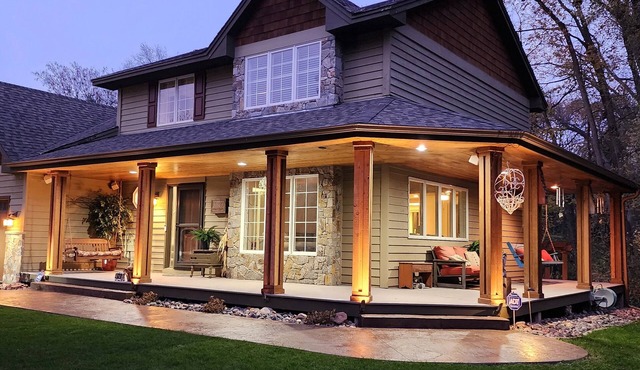 Everchanging Seasons: Spacious 5BR Home + Cottage Hot Tub Sauna Retreat