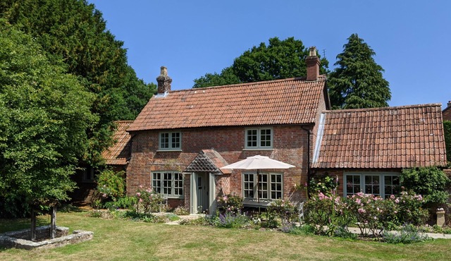 Evergreen - A charming & historic cobb cottage