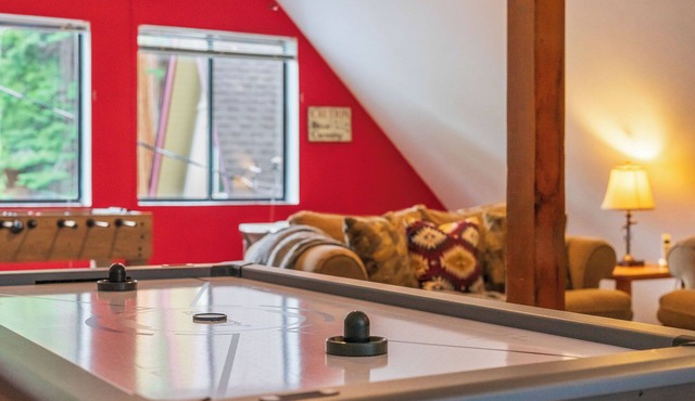 Evergreen Chalet Game Room Kayaks & SUP Big Trees Pool Access