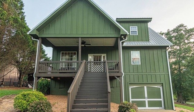 Evergreen Cottage: 2 Bedrooms-Pet Friendly-Lake Access-Hot Tub