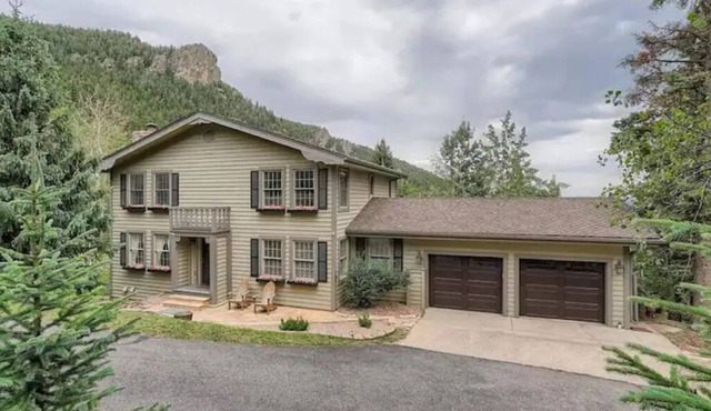 Evergreen Dream Home! HOT TUB/KING BEDS/PIANO/AMAZING VIEWS/10 MIN TO SKI!