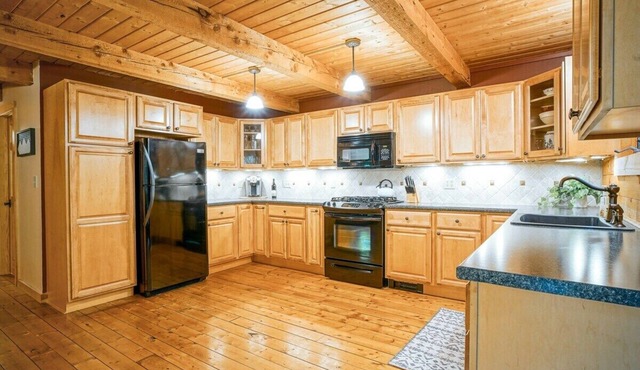 Evergreen Hideaway: Okemo central cabin + hot tub