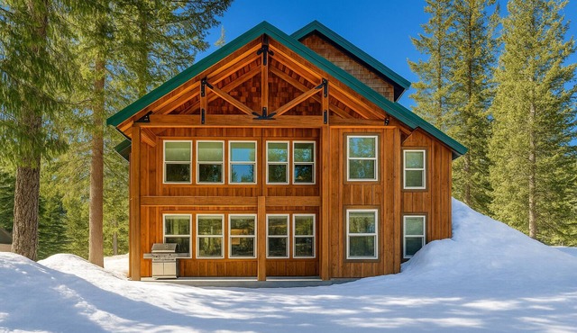 Evergreen House in heart Government Camp