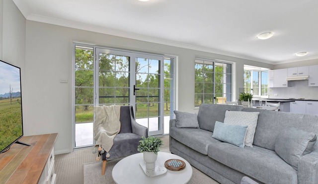 Evergreen Lodge Winery Retreat . Sleeps 8 Guests and 8 minutes to Wineries