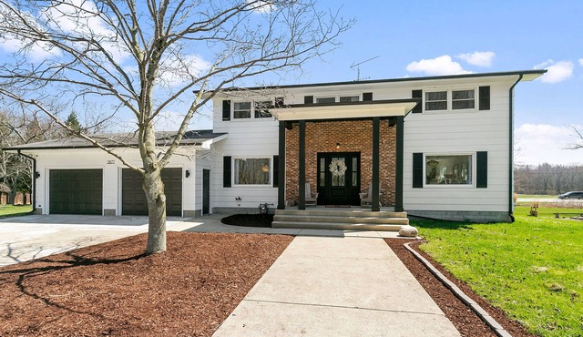 Evergreen Lodge - Enjoy relaxing in the hot tub or smores by the fire!