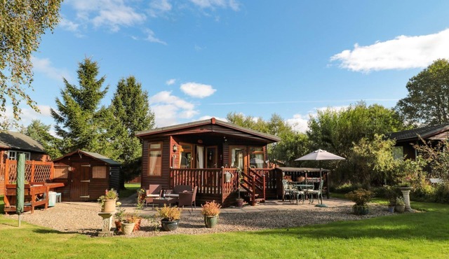 EVERGREEN LODGE, pet friendly, country holiday cottage in Felton