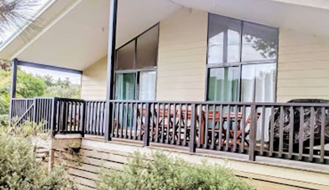 Evergreen - spacious family retreat, so close to shops and beaches.