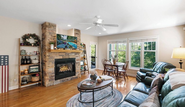 Evergreens 1012- Mtn Condo, Gated Resort, Indoor/Outdoor Pools & Hot Tub