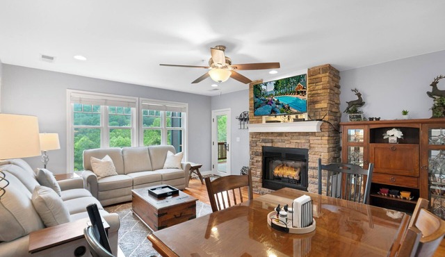 Evergreens 721- Mountain Condo, Gated Resort, Indoor/Outdoor Pools & Hot Tub