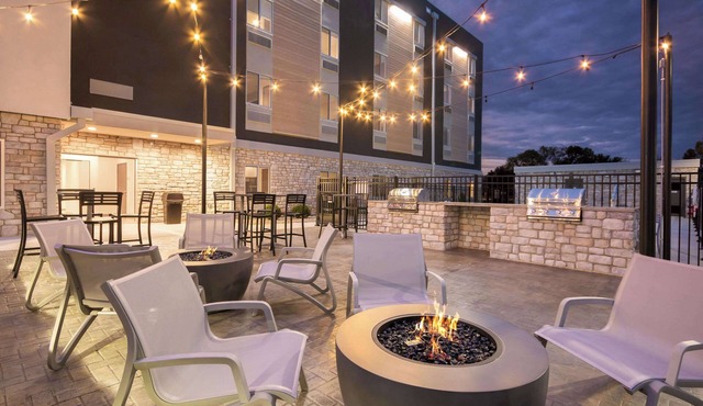 Everhome Suites Lexington - Horse Park