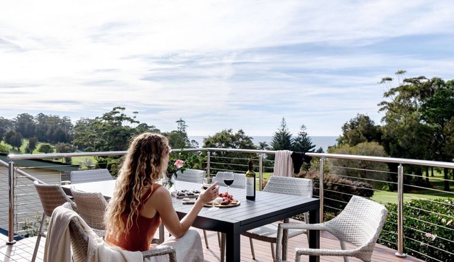 Everlong Mollymook - Spacious Home on Beachside Golf Course with Ocean views