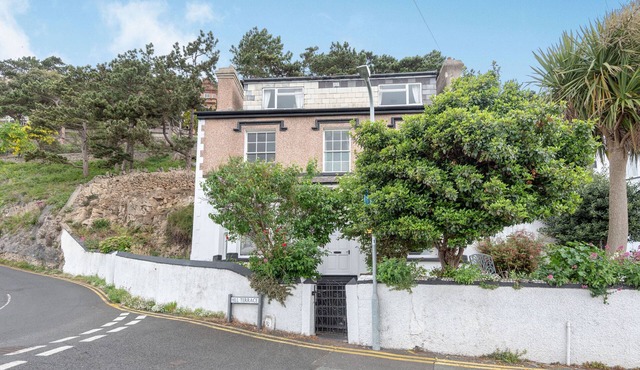 EVERSLEY, pet friendly, luxury holiday cottage in Llandudno