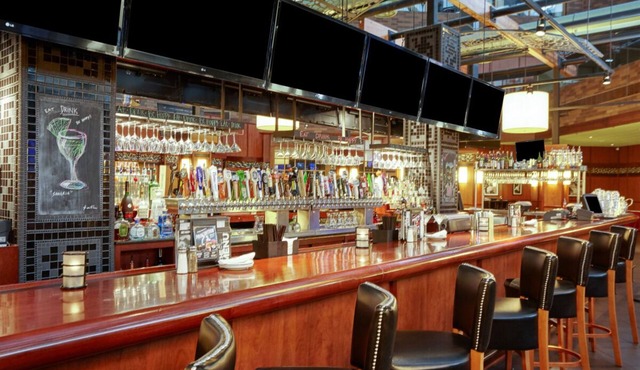 Everthing Illinois has to offer at Your Arms Reach! Onsite Dining, Free Parking