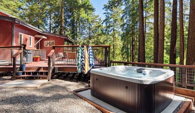 Everwood ~ Hot Tub, Views. Private and Updated Retreat