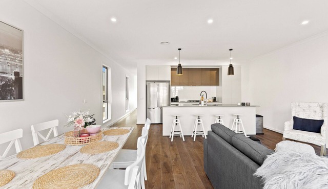 "Everything is Grey" 4-bedroom townhouse with all you need for a perfect stay.