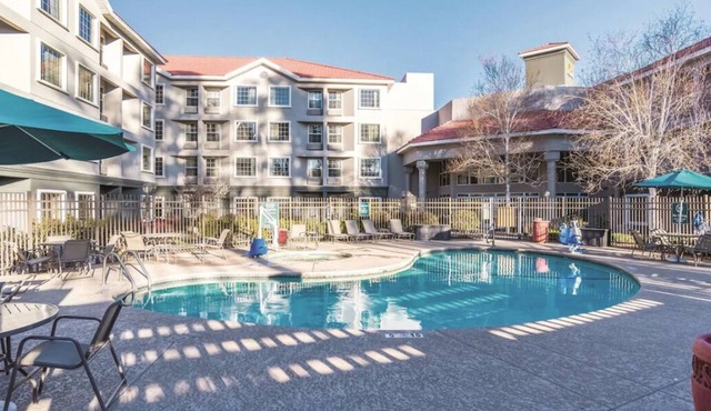 Everything You Need For The Perfect Vacation! 3 Great Units, Free Parking