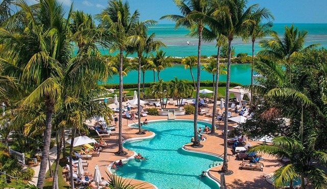 Everything you Need for Comfort: Pool Access and Full kitchen in your Suite!