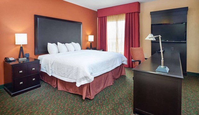 Everything You Need For The Perfect Vacation! Free Parking & Breakfast, Pool!