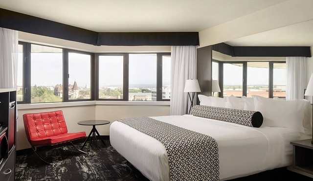 Everything You Need For The Perfect Vacation! Near Bing Crosby Theater