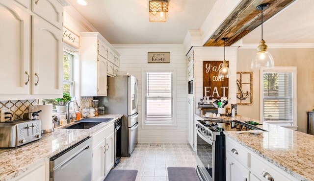 EVERYTHING YOU NEED IN A VACATION HOME WITH BEAUTIFUL DOCK WITH SUNNING DECK!