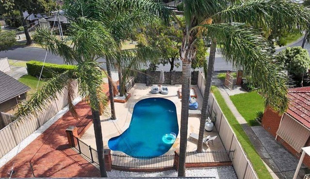 Evies White House Oasis I Pool & Close to Airport