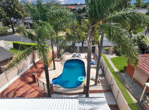 Evies White House Oasis I Pool & Close to Airport