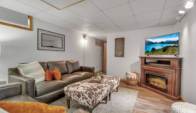 EVL Hideaway:game room,hot tub,steps 2 town&trails