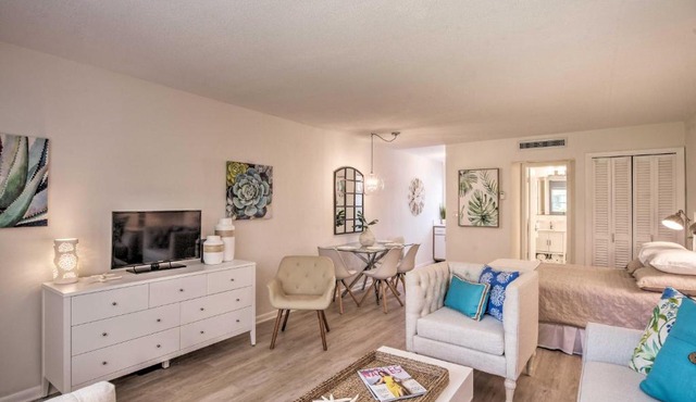 Evolve Dtwn Studio Steps to Naples Pier and Beach!