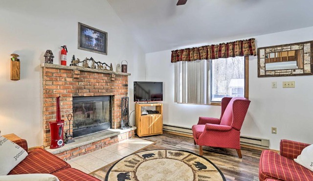 Evolve Getaway with Arrowhead Lake Amenity Access!