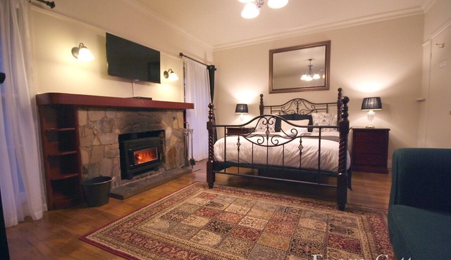 Evora Cottage with spa bath & wood fireplace