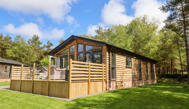 EWE CRAG BECK LODGE, family friendly, with a garden in Whitby