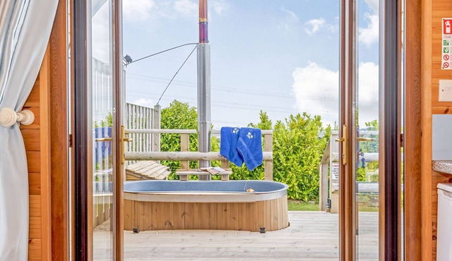 EWE TWO, romantic, character holiday cottage, with hot tub in Northop