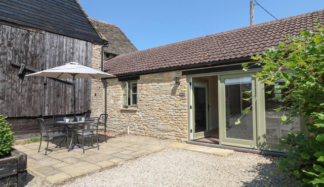 EWECUB BARN, family friendly, with a garden in Burford