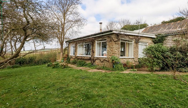 EWELEAZE, pet friendly, country holiday cottage in West Bexington