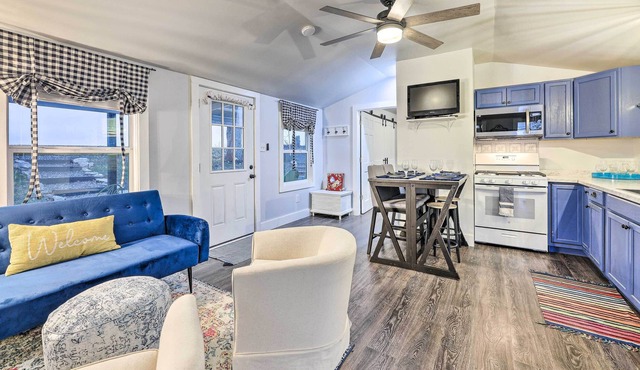 Ewing Cottage Escape w/ Deck & Fire Pit!