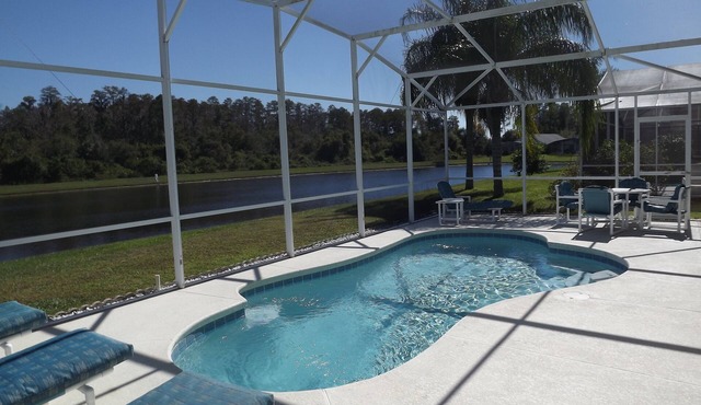 Ex Show Home Villa, facing lake, private pool, games room & free wi-fi