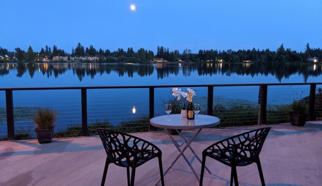 Excape to the lake! Just 20 Miles to Seattle- Fresh Remodel