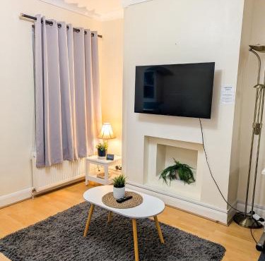 Excellency Stays - Entire 2 Bedroom House with Garden - Contractors, Families, Long Stays, Free Parking