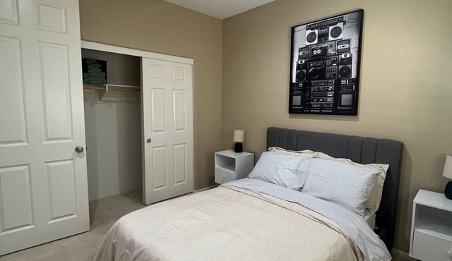 Excellent 3-bedroom condo in charming SFV. IDEAL FOR PROFESSIONALS and STUDENTS