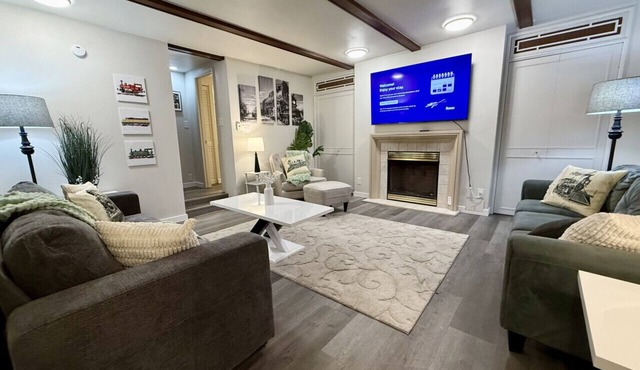 Excellent 3 BR 2.5 bath minutes from downtown