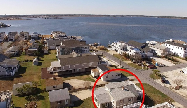 Excellent 4 bedroom Beach House in Fenwick Island, walking distance to the Beach! Wifi available!