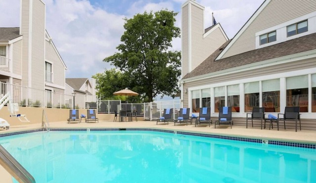 Excellent Amenities! Full Kitchen, Pool, FREE Parking and Grab-&-Go Breakfast!