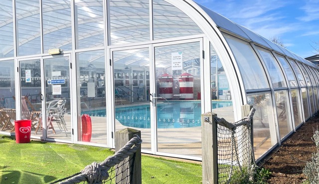 Excellent Caravan 2 Bedrooms Sleeps 6